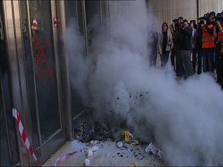 Encienden una hoguera ante la Bolsa de Barcelona