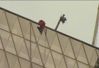 &#039;Spiderman&#039; escala uno de los edificios más altos de Yakarta