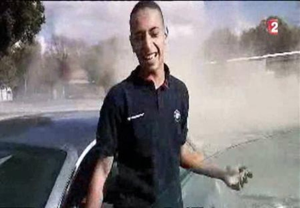 Imágenes del terrorista de Toulouse en una maniobra rodeo con su coche