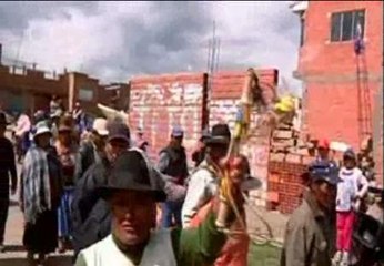 Lugareños bolivianos se toman la justicia por su mano y azotan a tres peruanos acusados de estafa
