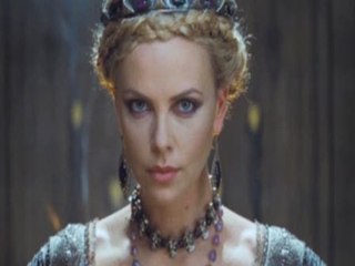 Charlize Theron viene con fuerza en Blancanieves
