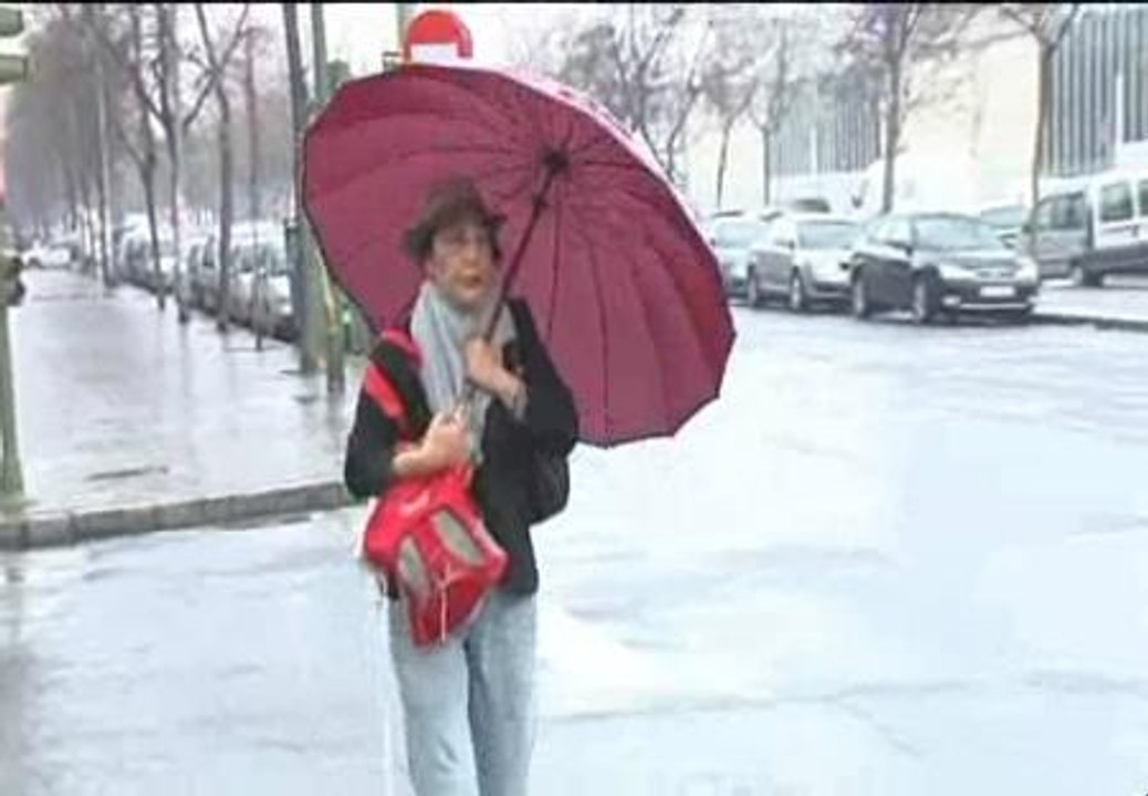 Los sevillanos han sido uno de los afortunados que hoy han sacado el paraguas