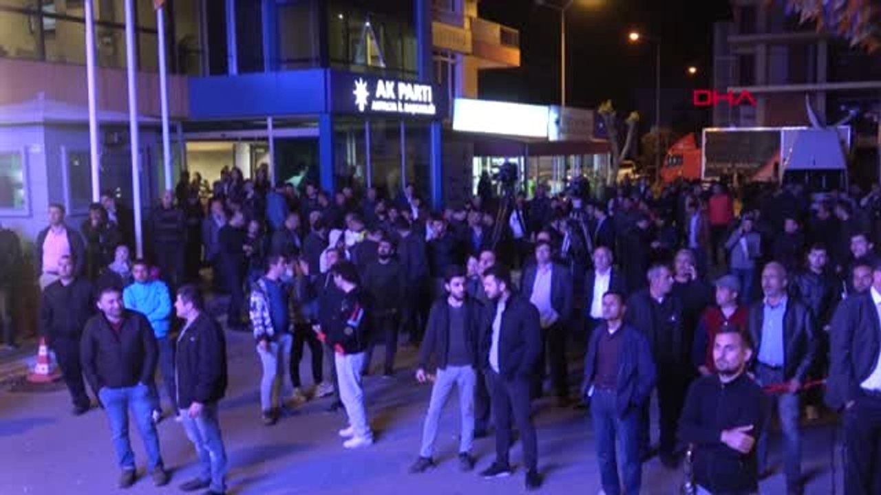 Antalya Sonuca Ağlayan Seçmeni, AK Parti'li Başkan Adayı Teselli Etti