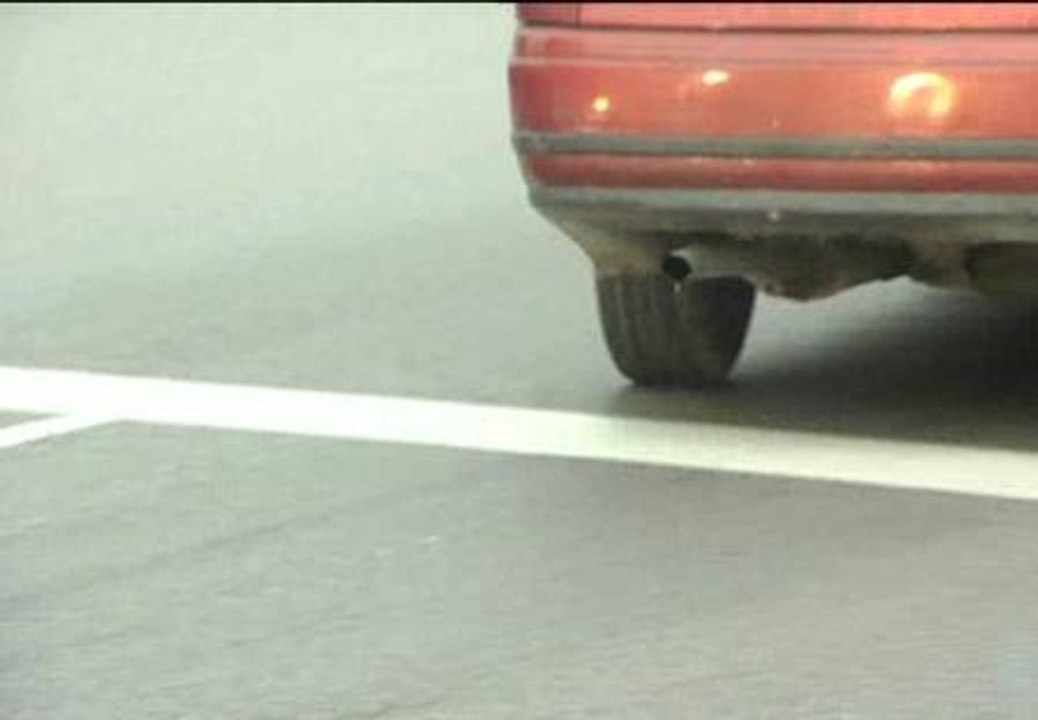 El Gobierno estudia subir los impuestos de los coches  que más contaminen