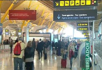 Los pilotos desconvocan los paros y designan un mediador en el conflicto de Iberia Express
