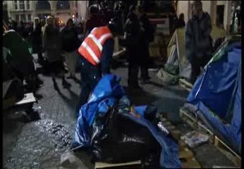 La policía desaloja a los &#039;indignados&#039; de Londres