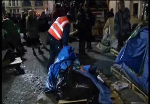 La policía desaloja a los 'indignados' de Londres