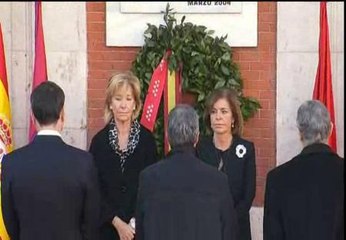 Aguirre y Botella colocan una corona de laurel por las víctimas del 11-M