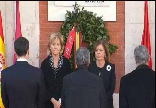 Aguirre y Botella colocan una corona de laurel por las víctimas del 11-M