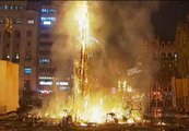 Un incendio destruye parte de una falla en Valencia