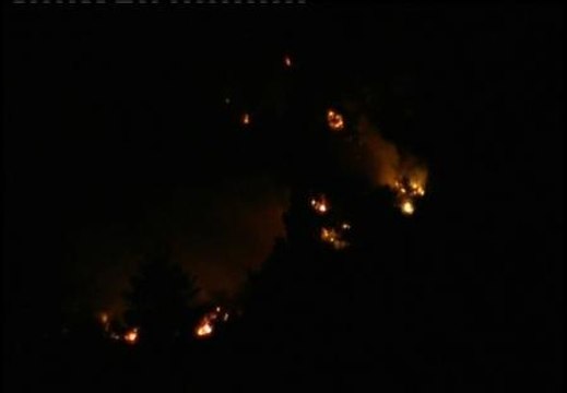 El viento dificulta las tareas de extinción del fuego en Huesca