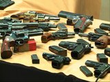 Detienen a una familia por vender armas desde casa