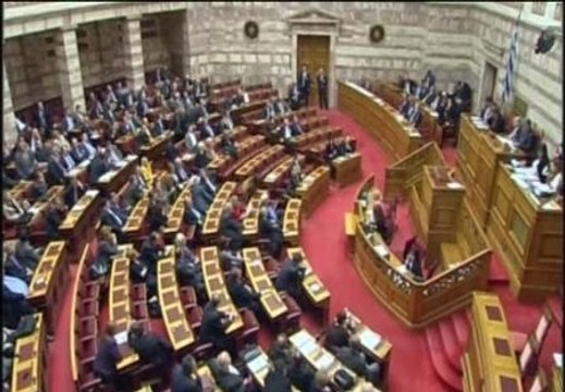 Grecia aprueba nuevos recortes y policías y bomberos se manifiestan contra los ajustes