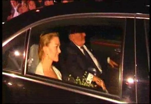 La pareja llega entre gritos de ¡Vivan los novios!