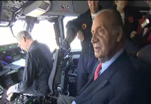 El rey pilota un Airbus A400M en un vuelo de exhibición