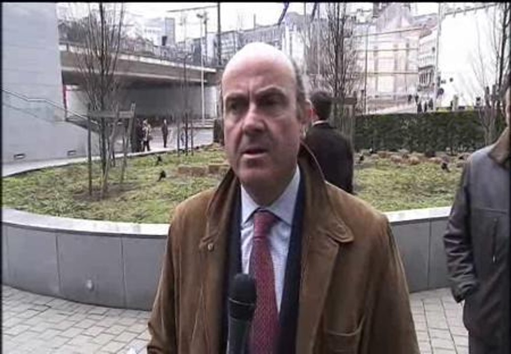 De Guindos acude al Eurogrupo a negociar el objetivo de déficit