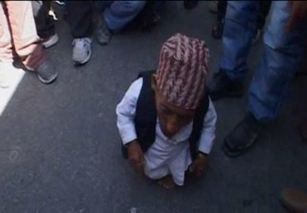 Un nepalí reclama el título del hombre más bajo del mundo