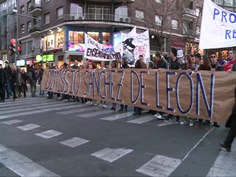 Miles de personas marchan desde el Lluís Vives a Delegación