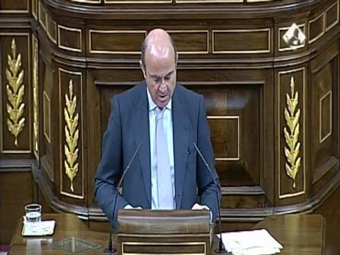 De Guindos propone en el Congreso la dación en pago