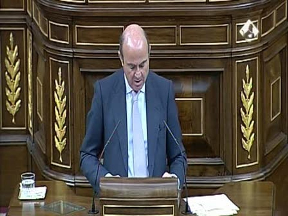 De Guindos propone en el Congreso la dación en pago