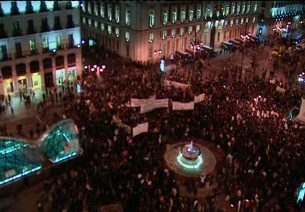 Miles de indignados en la Puerta del Sol contra la reforma laboral
