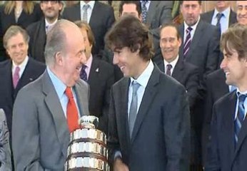La expedición de la Copa Davis entrega una réplica de la ensaladera a los Reyes