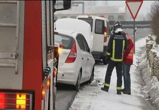 El hielo provoca una veintena de accidentes de tráfico en las carreteras de Navarra