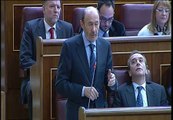 Rubalcaba pregunta a Rajoy por la reforma laboral en la sesión de control