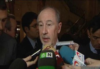 Rato niega una fusión entre Bankia y La Caixa