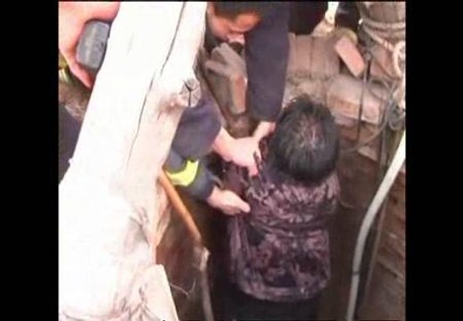 Rescatan a una mujer y a su hijo tras caer a un pozo de 40 metros de profundidad en China