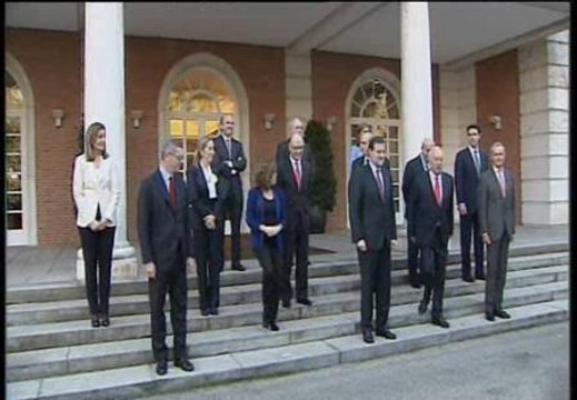 El PP pierde dos puntos en intención de voto pero mantiene la distancia frente al PSOE