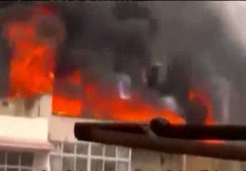 Télécharger la video: Impresionantes imágenes de un edificio en llamas en un suburbio de Homs