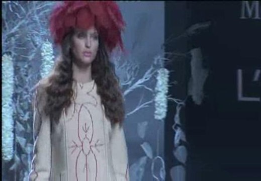 Abrigos, encajes y transparencias en el desfile de Montesinos en Cibeles