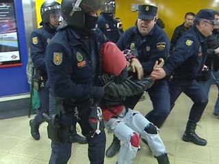 Download Video: Duras cargas policiales en el metro de Madrid