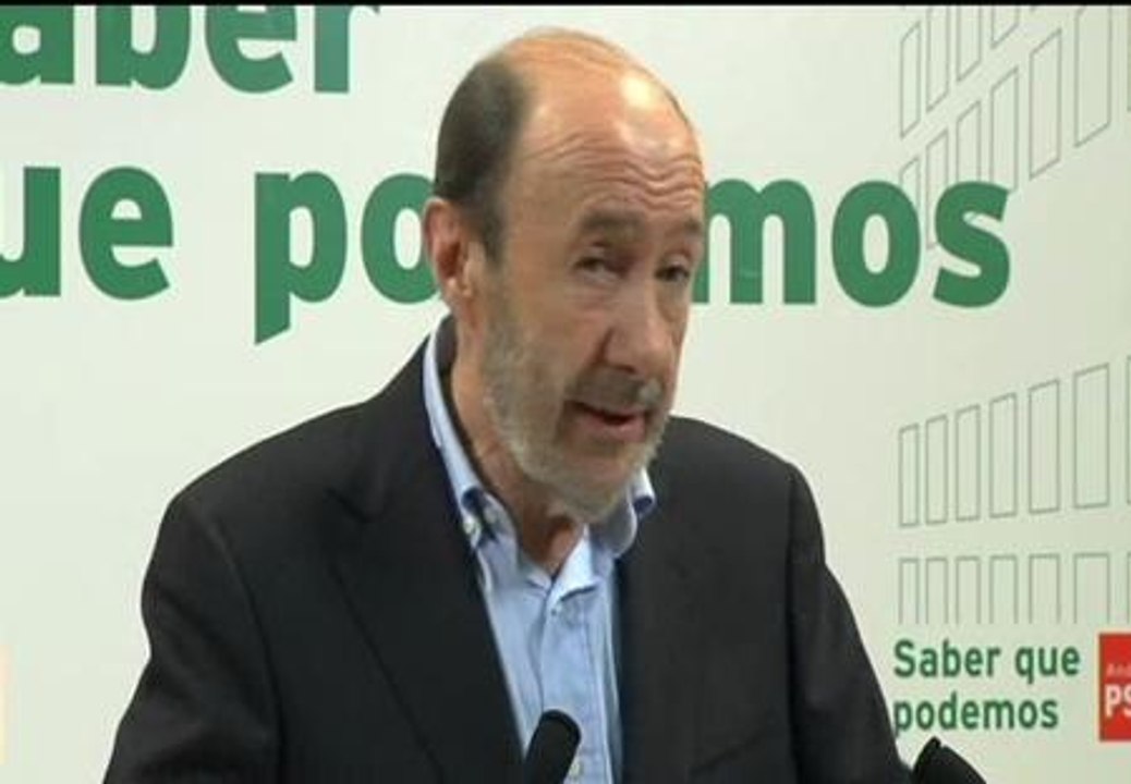 Rubalcaba: "Cada ministro que pasa por el Parlamento anuncia un retroceso en derechos"