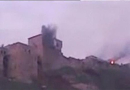 Impactantes imágenes de tanques en llamas en Homs (Siria)