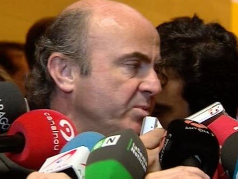 De Guindos admite que son datos negativos