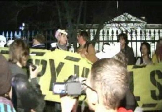 Dispersan una manifestación de indignados frente a la Casa Blanca tras el lanzamiento de un bote de humo