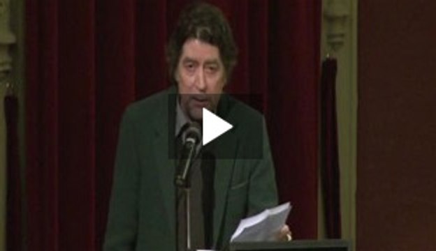 Lectura de Sabina en el acto de apoyo a 'Público'