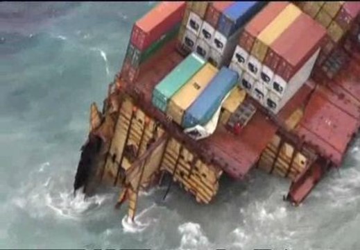 Se parte en dos un carguero encallado en Nueva Zelanda