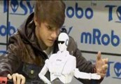 Justin Bieber y el robot bailarín