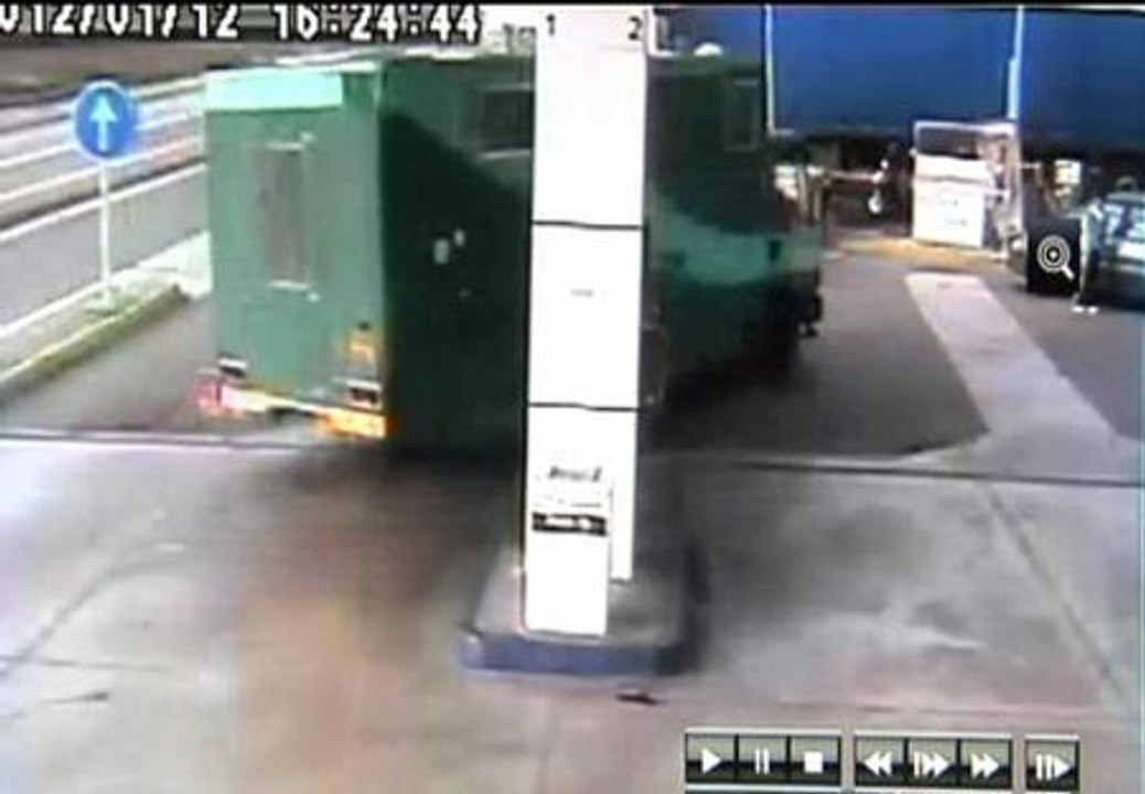 Acusado de un delito de lesiones el joven inglés que atropelló a un empleado de gasolinera