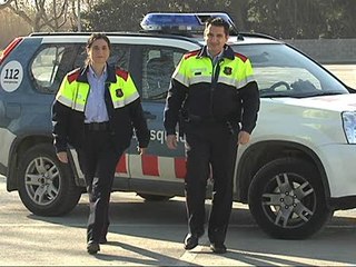 Hallan un bebé abandonado junto a unos contenedores