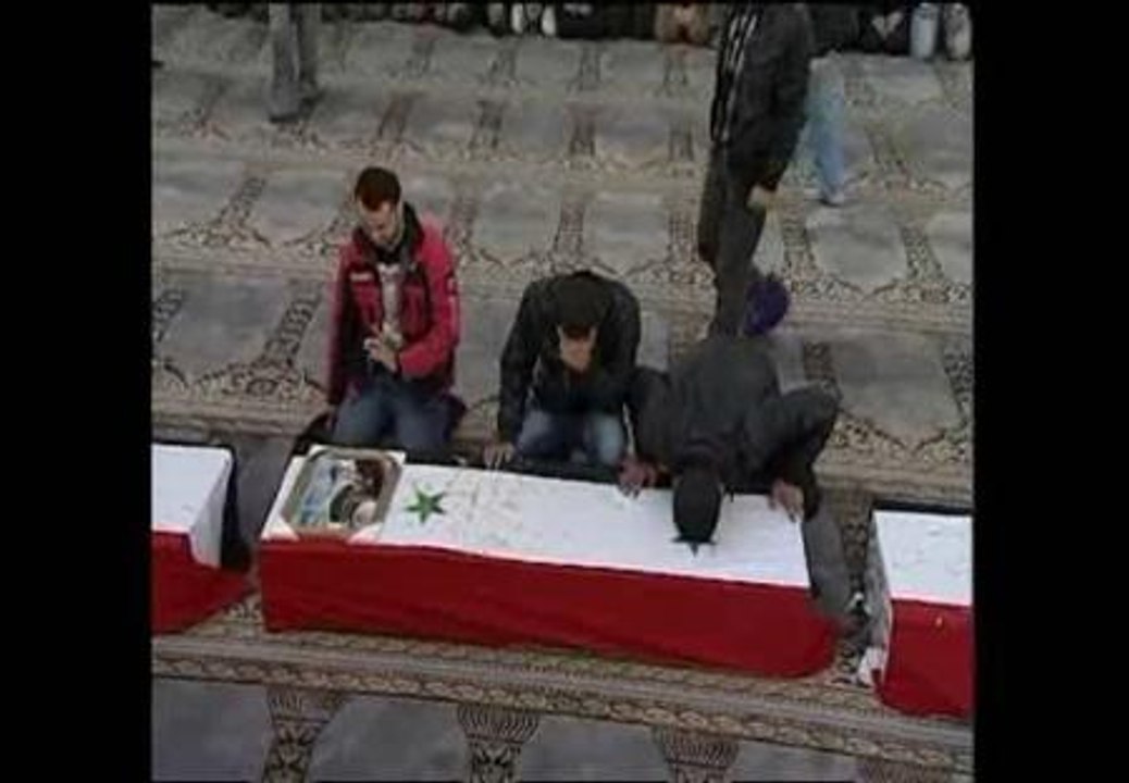 Miles de personas participan en los funerales por las víctimas del atentado en Damasco