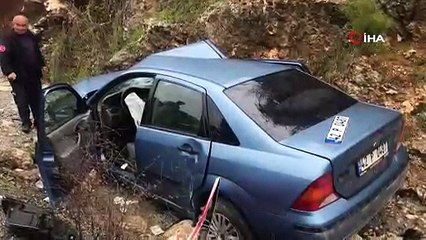 Otomobil kamyonetle çarpıştı