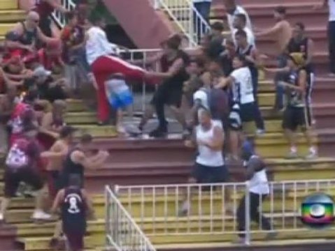 Violencia extrema en las gradas durante un partido de fútbol en Brasil