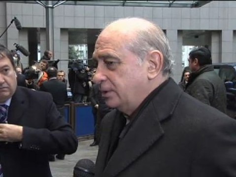 El ministro del Interior defiende ante Bruselas el uso de las concertinas