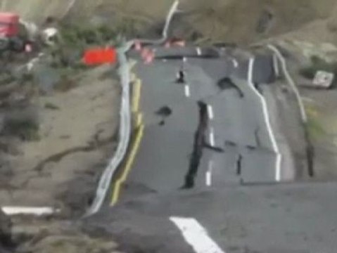 Se hunde un tramo de la autopista que conecta Ensenada con Tijuana