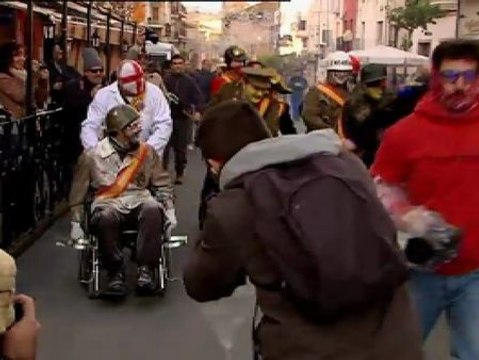 La localidad alicantina de Ibi vive la fiesta de los enfarinats