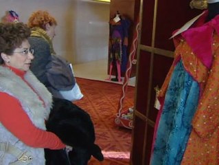 El Teatro Real subasta mil piezas de vestuario, decorados y caracterización